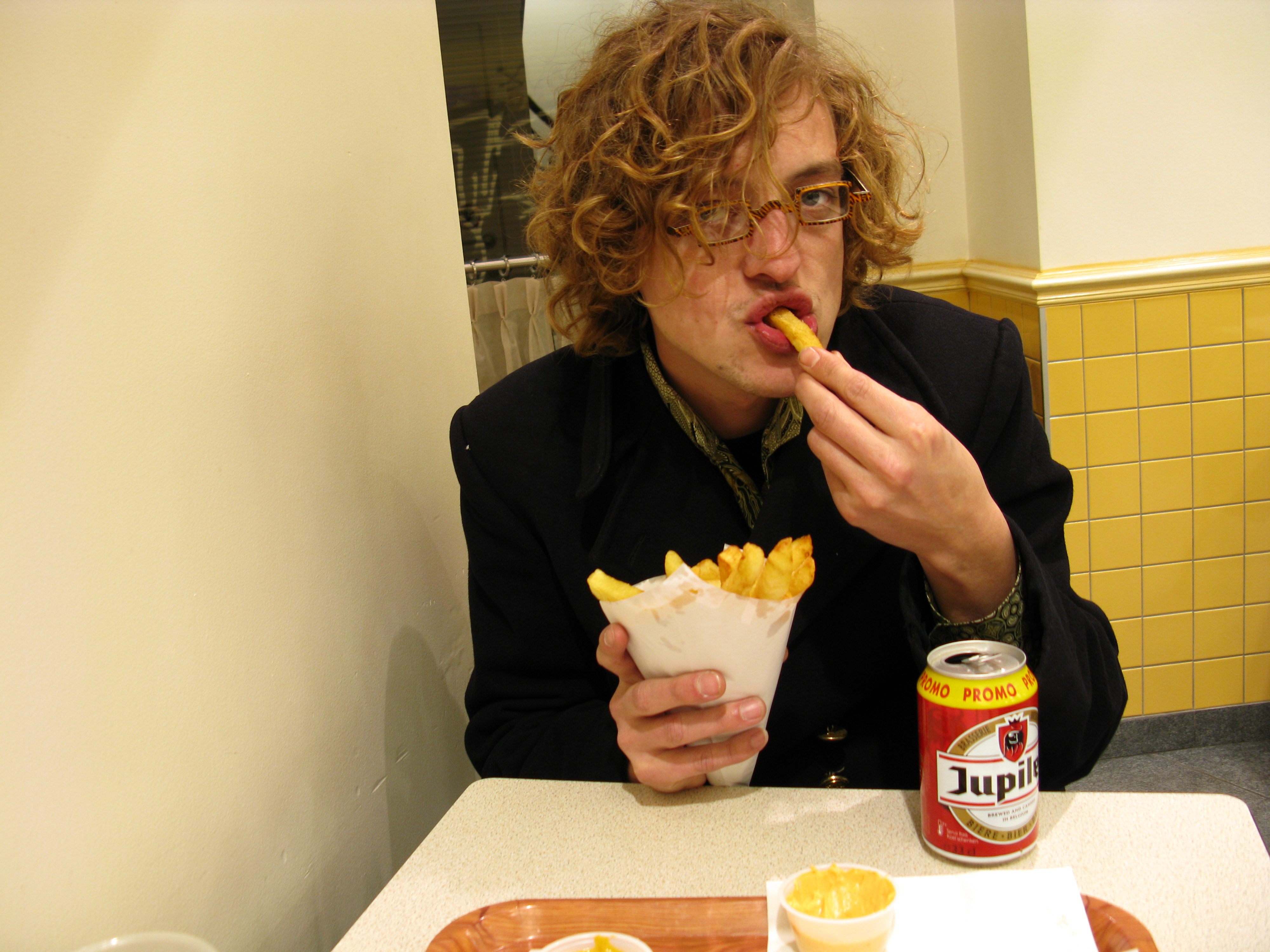 Pieter-Bas eet een frietje