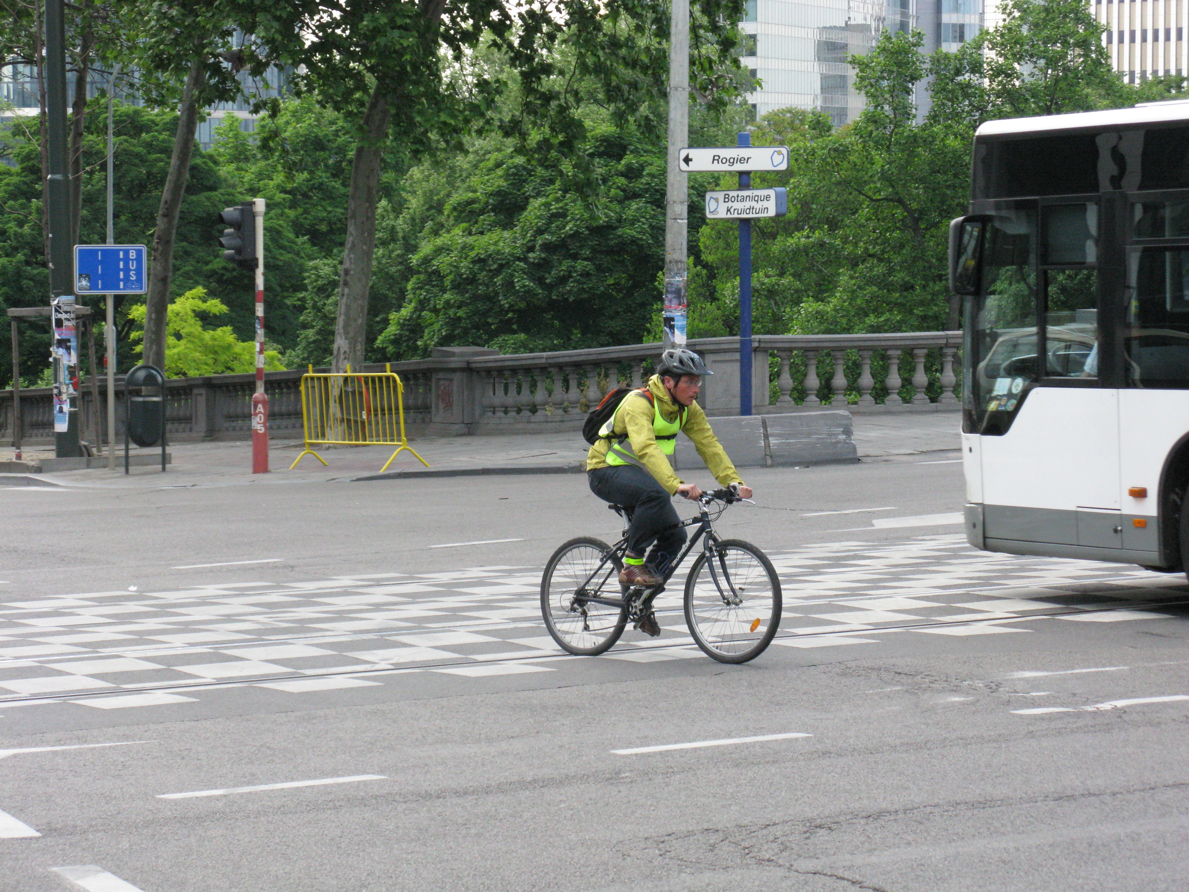 Fietsen in Brussel: levensgevaarlijk! Trek dus een fluoriserend pakje aan!